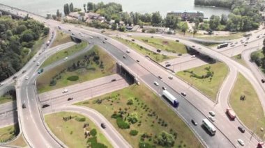 Kyiv 'de otomobil taşıma kavşağı. Ukrayna. Havadan