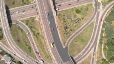 Kyiv 'de otomobil taşıma kavşağı. Ukrayna. Havadan