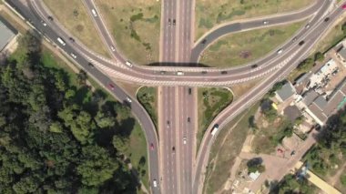 Kyiv 'de otomobil taşıma kavşağı. Ukrayna. Havadan