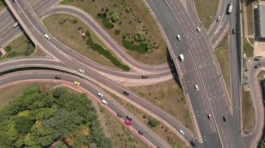 Kyiv 'de otomobil taşıma kavşağı. Ukrayna. Havadan