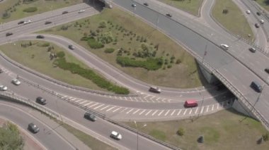 Kyiv 'de otomobil taşıma kavşağı. Ukrayna. Havadan