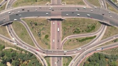 Kyiv 'de otomobil taşıma kavşağı. Ukrayna. Havadan