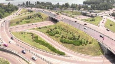 Kyiv 'de otomobil taşıma kavşağı. Ukrayna. Havadan