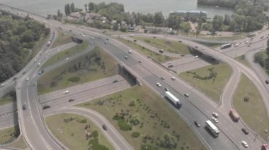 Kyiv 'de otomobil taşıma kavşağı. Ukrayna. Havadan