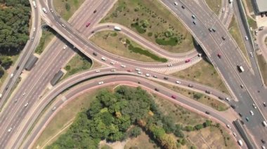 Kyiv 'de otomobil taşıma kavşağı. Ukrayna. Havadan