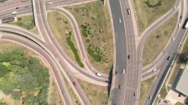 Kyiv 'de otomobil taşıma kavşağı. Ukrayna. Havadan