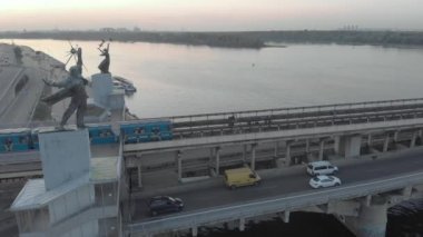 Metro Köprüsü 'nün havadan görünüşü ve metro istasyonu Dnipro' yu süsleyen iki heykel. Kyiv, Ukrayna.