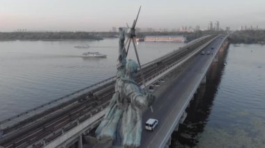 Metro Köprüsü 'nün havadan görünüşü ve metro istasyonu Dnipro' yu süsleyen iki heykel. Kyiv, Ukrayna.