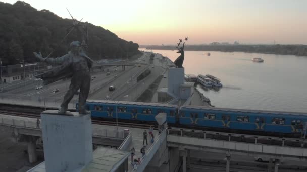 Повітряний вид на міст з двома скульптурами, що прикрашають станцію метро Дніпро. Київ, Україна. — стокове відео