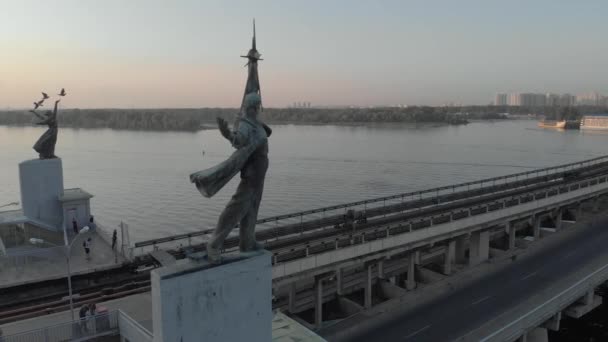 Letecký pohled na Metro Bridge se dvěma sochami zdobí stanici metra Dnipro. Kyjev, Ukrajina. — Stock video