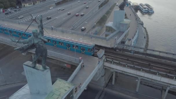 Letecký pohled na Metro Bridge se dvěma sochami zdobí stanici metra Dnipro. Kyjev, Ukrajina. — Stock video