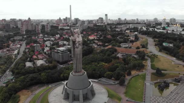 Luftaufnahme des Mutterland-Denkmals in Kiew, Ukraine — Stockvideo