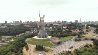 Ukrayna, Kyiv 'deki Anavatan Anıtı' nın havadan görünüşü