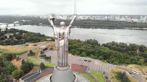 Ukrayna, Kyiv 'deki Anavatan Anıtı' nın havadan görünüşü — Stok video