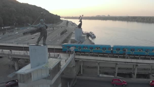 Вид с воздуха на мост метро с двумя скульптурами, украшающими станцию метро "Днепр". Киев, Украина . — стоковое видео