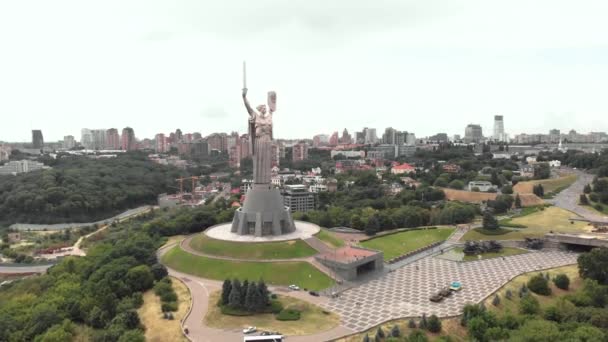 Вид с воздуха на памятник Родине в Киеве, Украина — стоковое видео