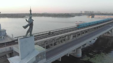 Metro Köprüsü 'nün havadan görünüşü ve metro istasyonu Dnipro' yu süsleyen iki heykel. Kyiv, Ukrayna.