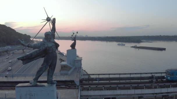 Vista aérea da Ponte do Metro com duas esculturas decorando a estação de metro Dnipro. Kiev, Ucrânia . — Vídeo de Stock