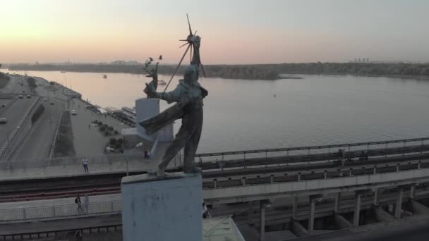 Vista aérea del Puente del Metro con dos esculturas que decoran la estación de metro Dnipro. Kiev, Ucrania . — Vídeos de Stock