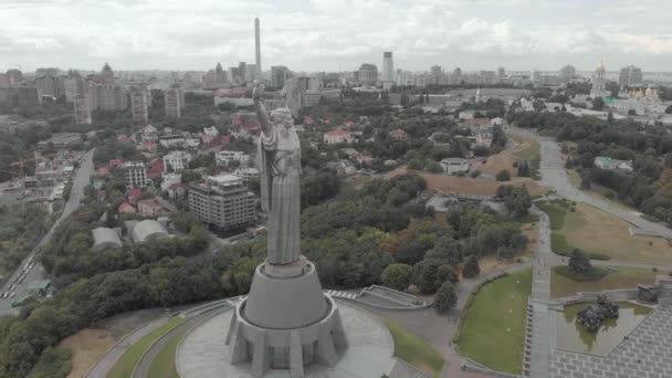 Вид с воздуха на памятник Родине в Киеве, Украина — стоковое видео