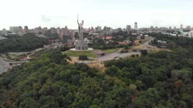 Ukrayna, Kyiv 'deki Anavatan Anıtı' nın havadan görünüşü