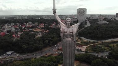 Ukrayna, Kyiv 'deki Anavatan Anıtı' nın havadan görünüşü
