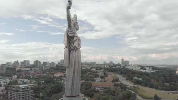 Ukrayna, Kyiv 'deki Anavatan Anıtı' nın havadan görünüşü — Stok video