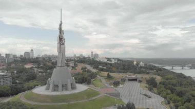 Ukrayna, Kyiv 'deki Anavatan Anıtı' nın havadan görünüşü