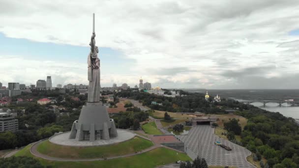 Flygfoto över Motherland Monument i Kiev, Ukraina — Stockvideo