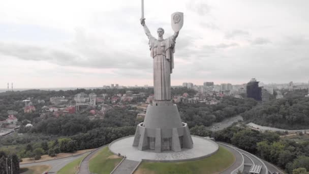 Veduta aerea del monumento della madrepatria a Kiev, Ucraina — Video Stock