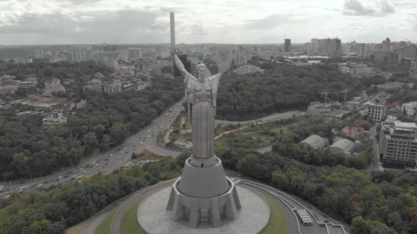 Luftaufnahme des Mutterland-Denkmals in Kiew, Ukraine — Stockvideo