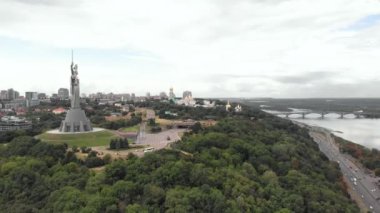 Ukrayna, Kyiv 'deki Anavatan Anıtı' nın havadan görünüşü