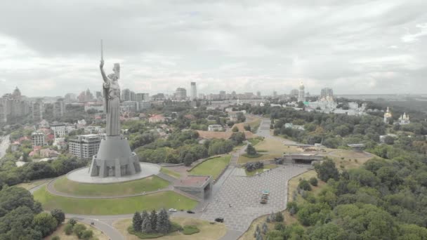 Widok z lotu ptaka Pomnik Ojczyzny w Kijowie, Ukraina — Wideo stockowe