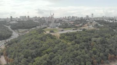 Ukrayna, Kyiv 'deki Anavatan Anıtı' nın havadan görünüşü