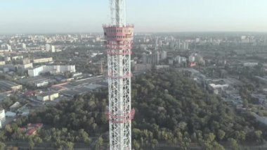 Kyiv 'deki TV kulesi. Ukrayna. Hava görünümü