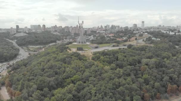 Letecký pohled na Památník vlasti v Kyjevě, Ukrajina — Stock video