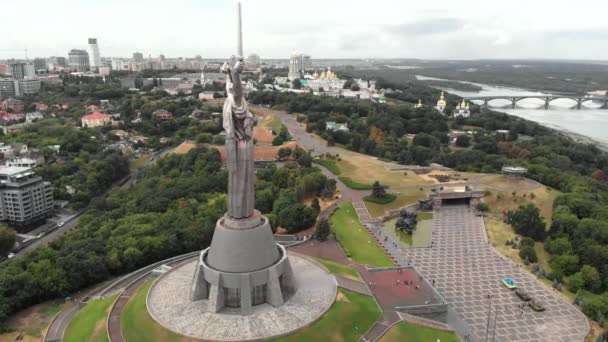 Ukrayna, Kyiv 'deki Anavatan Anıtı' nın havadan görünüşü — Stok video