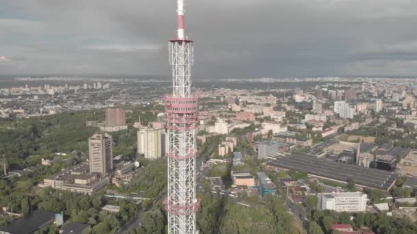 Torre de televisión en Kiev. Ucrania. Vista aérea — Vídeo de stock