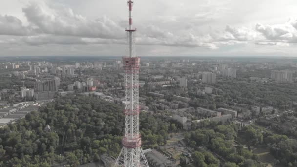 Televizní věž v Kyjevě. Ukrajina. Letecký pohled — Stock video