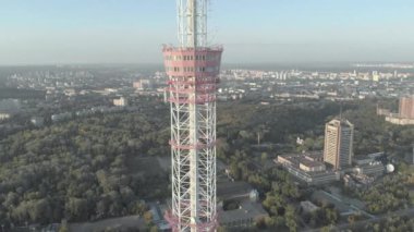 Kyiv 'deki TV kulesi. Ukrayna. Hava görünümü