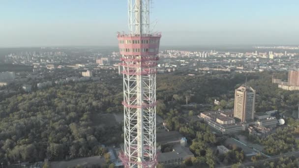 Kyiv 의 TV 타워. 우크라이나. 공중에서 본 광경 — 비디오