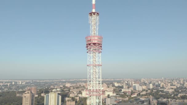 Torre de televisión en Kiev. Ucrania. Vista aérea — Vídeo de stock