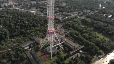 Kyiv 'deki TV kulesi. Ukrayna. Hava görünümü