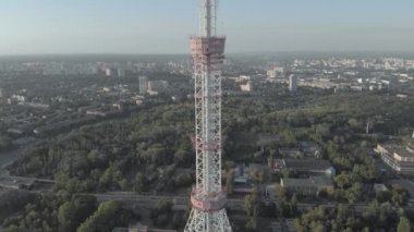 Kyiv 'deki TV kulesi. Ukrayna. Hava görünümü