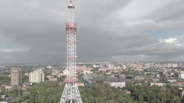 Televizní věž v Kyjevě. Ukrajina. Letecký pohled — Stock video