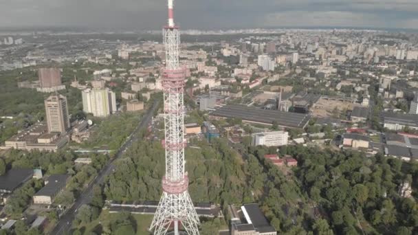 Torre de televisión en Kiev. Ucrania. Vista aérea — Vídeos de Stock