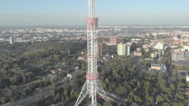 TV torony Kijevben. Ukrajnában. Légi felvétel — Stock videók