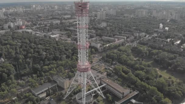 Fernsehturm in Kiew. Ukraine. Luftaufnahme — Stockvideo