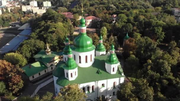 Iglesia de San Cirilo en Kiev. Ucrania. Vista aérea — Vídeos de Stock