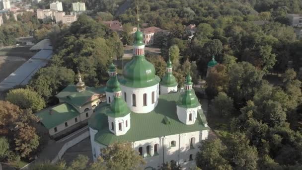 Kyiv 'deki Aziz Cyril Kilisesi. Ukrayna. Hava görünümü — Stok video